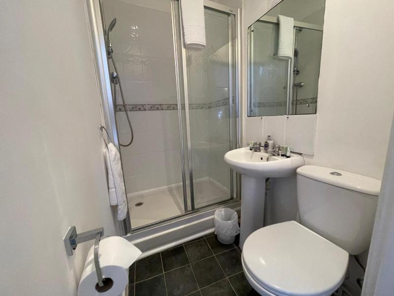 Standard Double Room image 4