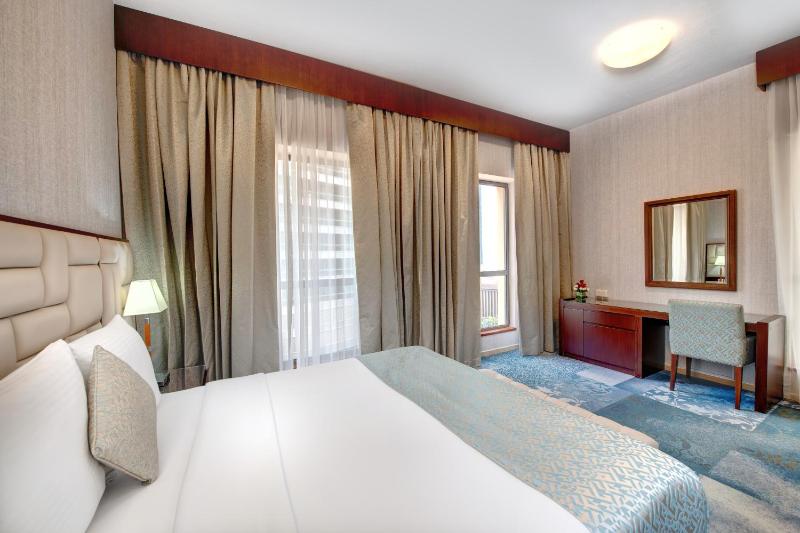 Deluxe Three-Bedroom Apartment image 2