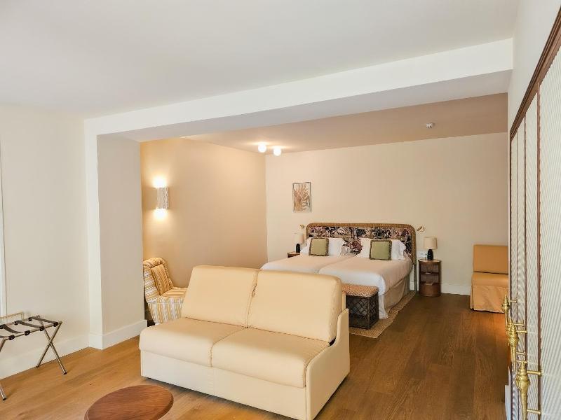 Superior Triple Room image 3