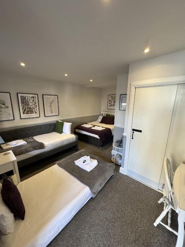 Quadruple Room with Shower image 3