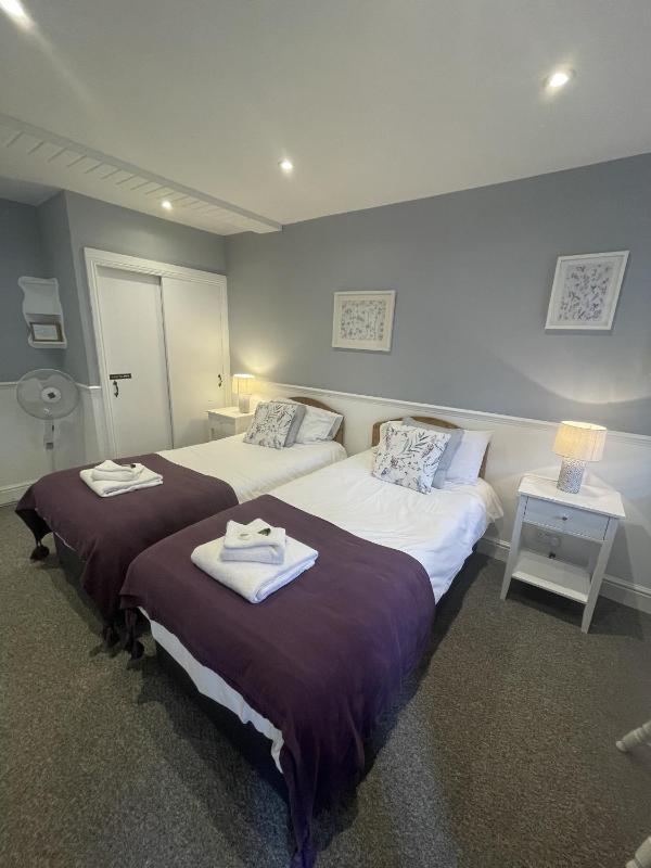 Twin Room with Shower image 3