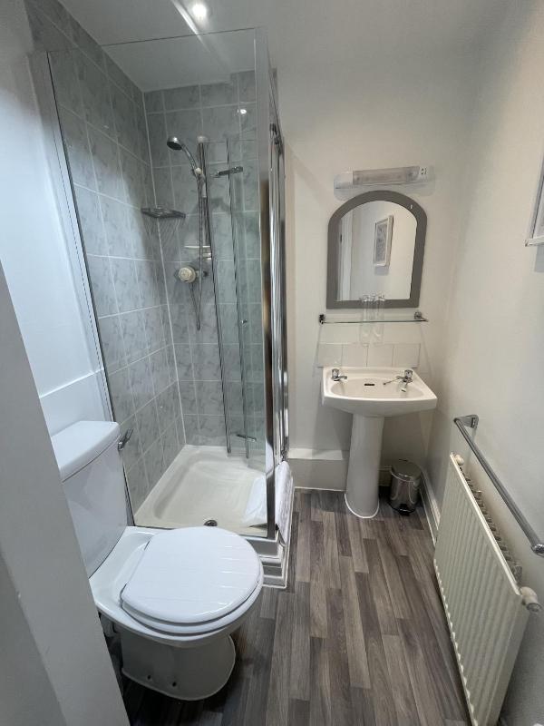 Twin Room with Shower image 2