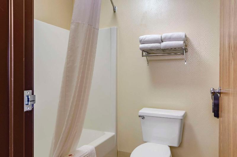 Queen Room with Two Queen Beds - Non-Smoking image 2