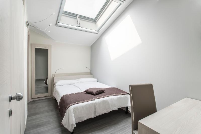 Economy Double Room image 3