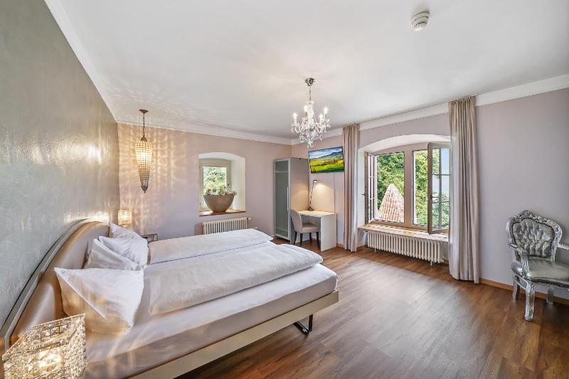 Deluxe Double or Twin Room with Lake View image 2