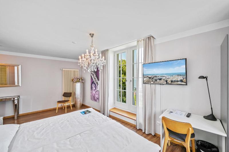 Deluxe Double or Twin Room with Lake View image 1