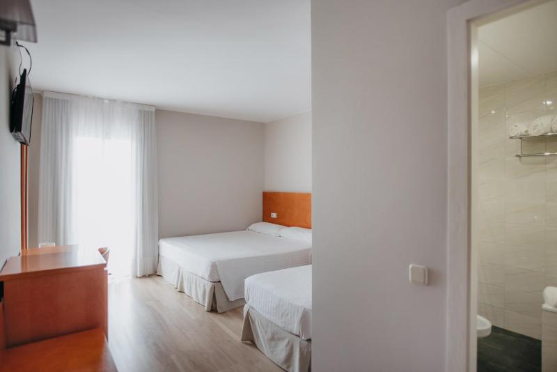 Triple Room with Balcony image 1