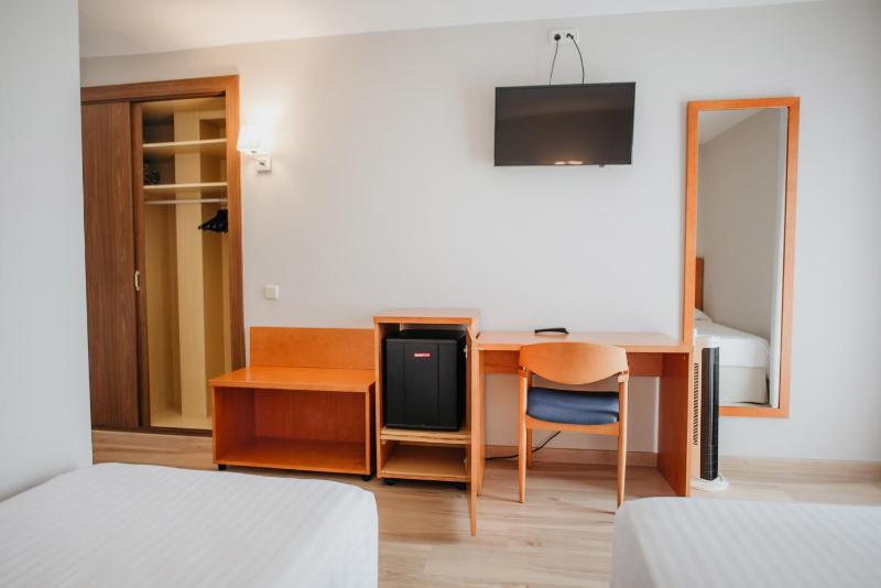 Triple Room with Balcony image 4