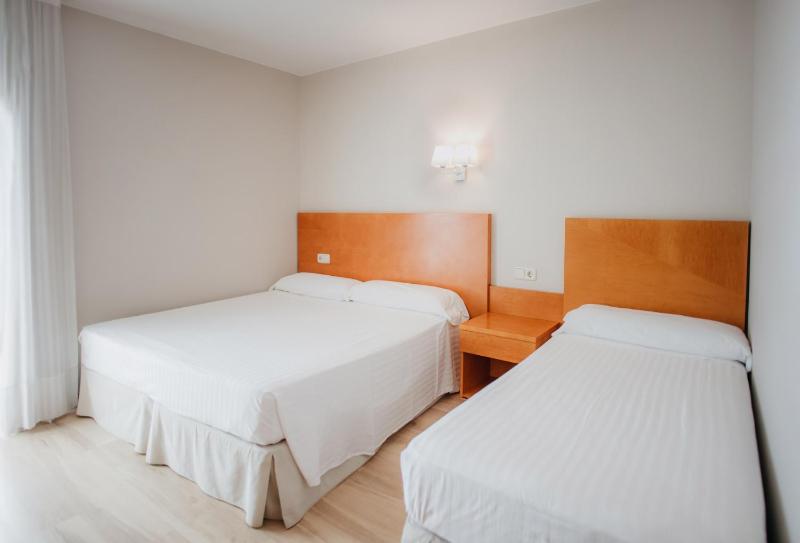 Triple Room with Balcony image 3