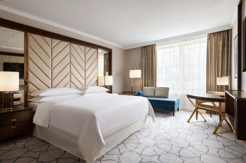 Premium Guest room, Club lounge access, 1 King, High floor image 1