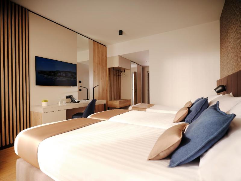 Family Room (2 Adults + 1 Child) with Balcony image 1