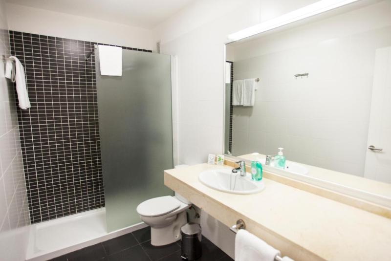 Superior One-Bedroom Apartment (2 Adults) image 3