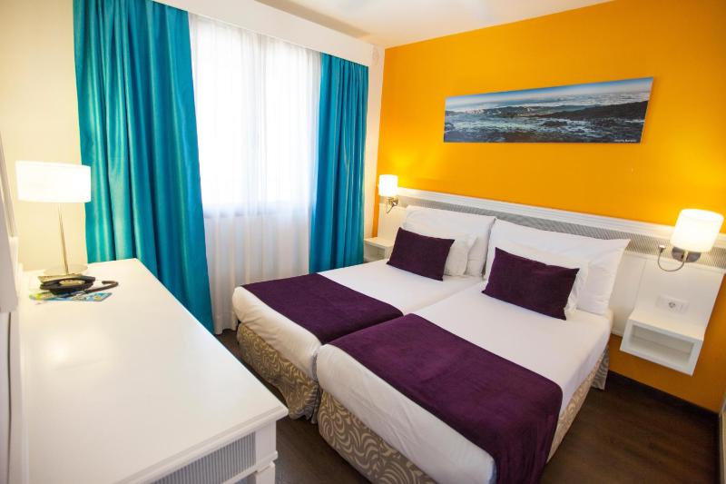 Superior One-Bedroom Apartment with Pool View (2 Adults) image 4