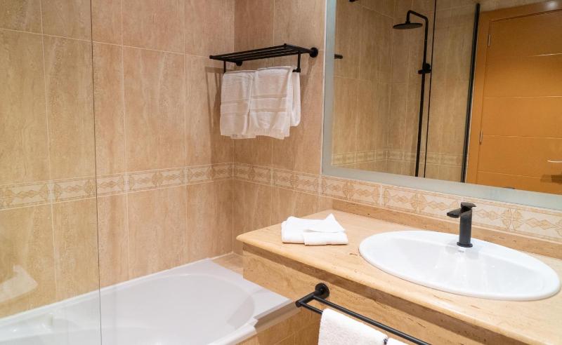 Standard Twin Room (2 adults) image 3
