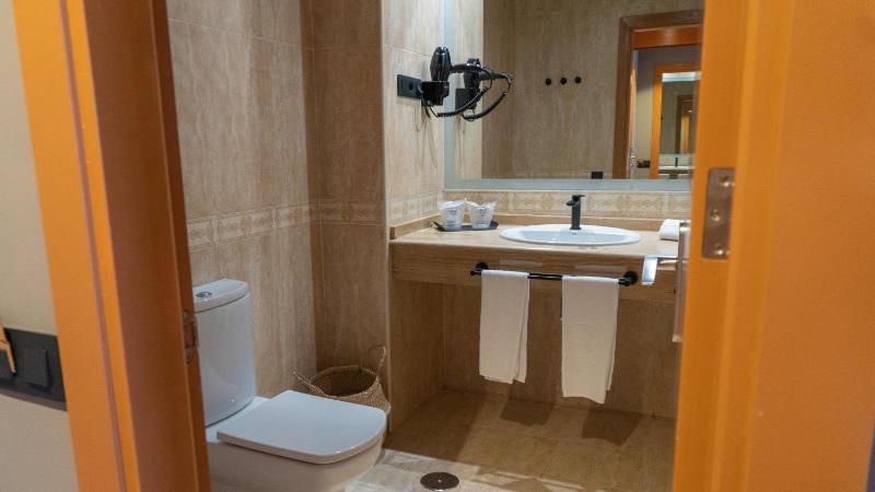Standard Twin Room (2 adults) image 4