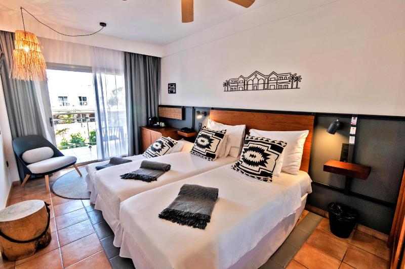 Double Room with Pool View (2 Adults) image 3