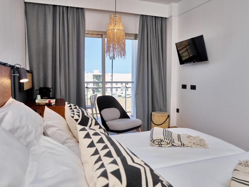 Double Room with Pool View (2 Adults) image 2