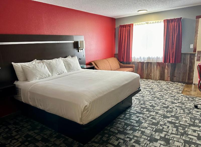 1 King Bed Non-Smoking image 1