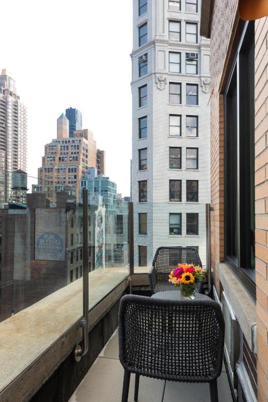 Gotham Jr. Suite King Terrace image 2