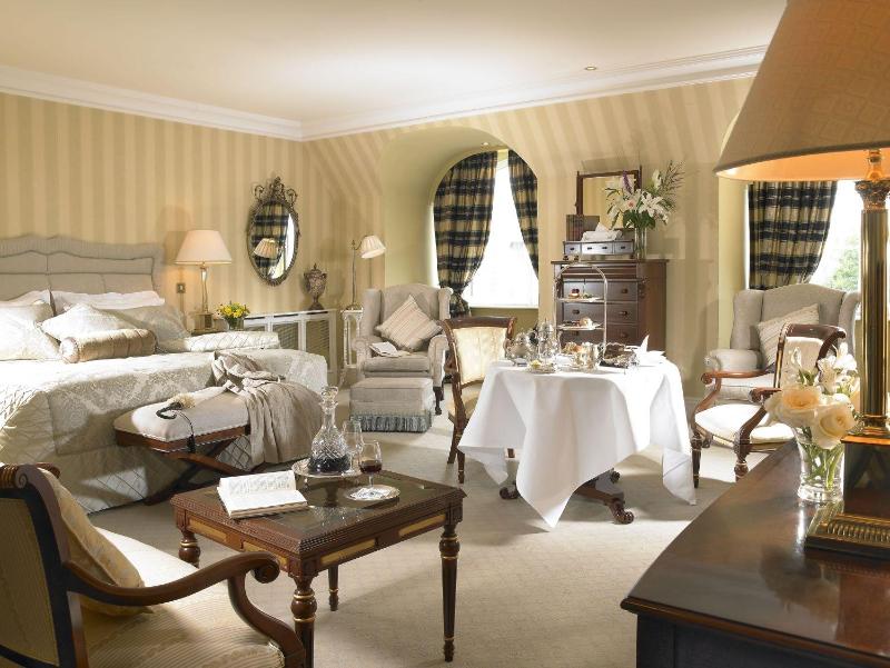 Deluxe Bedroom image 1