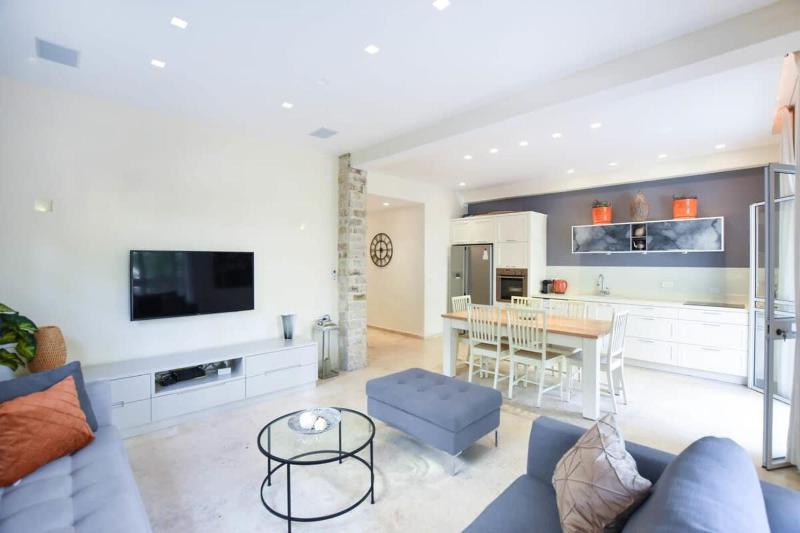 Bright 2BR w balcony on Shlomo Hameleh by HolyGuest - image 1