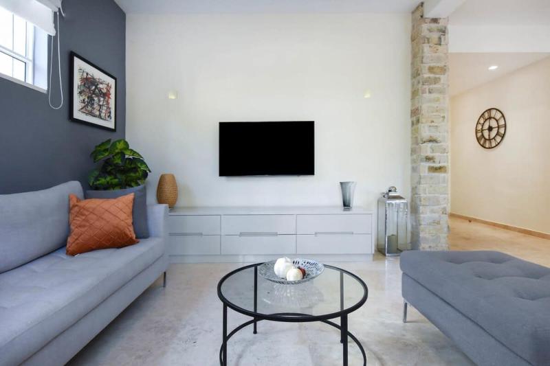 Bright 2BR w balcony on Shlomo Hameleh by HolyGuest - image 9