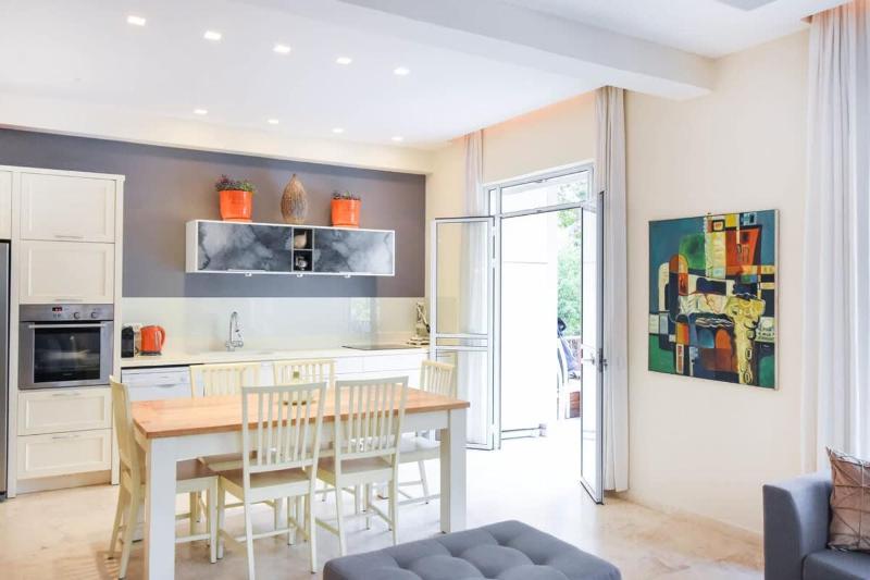 Bright 2BR w balcony on Shlomo Hameleh by HolyGuest - image 8