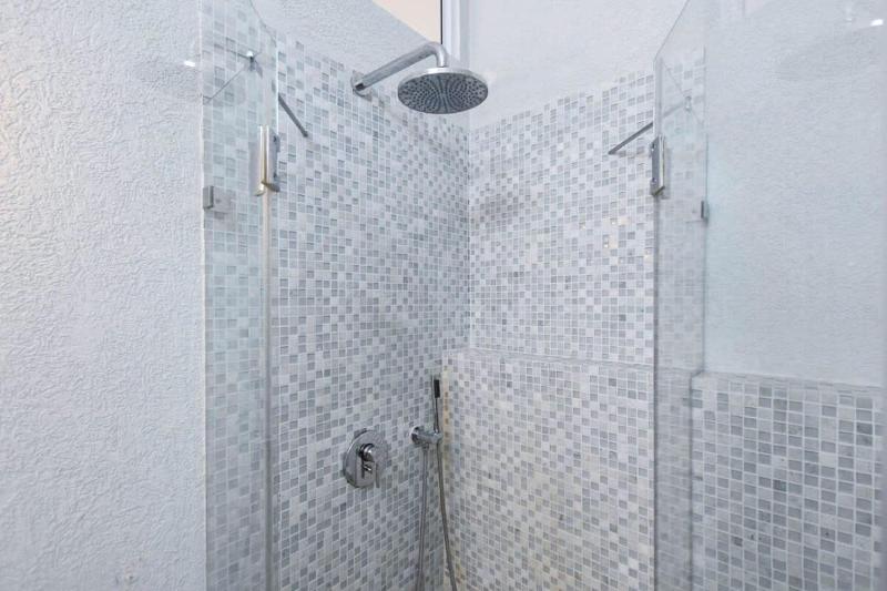 Bright 2BR w balcony on Shlomo Hameleh by HolyGuest - image 5