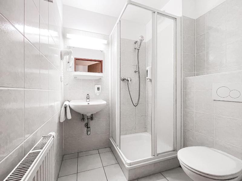 Standard Twin Room image 1