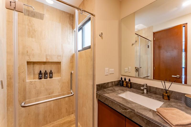 Luxury Apt Gym Jacuzzi WIFI Starlink - image 32