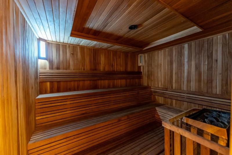 Luxury Apt Gym Jacuzzi WIFI Starlink - image 25