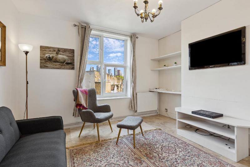Bright and Cozy Wandsworth Flat near Local Attractions Images