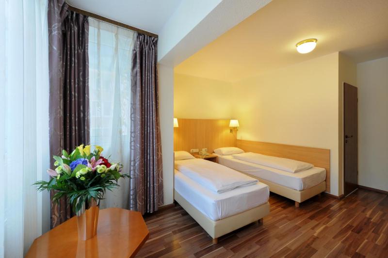 Double or Twin Room image 4