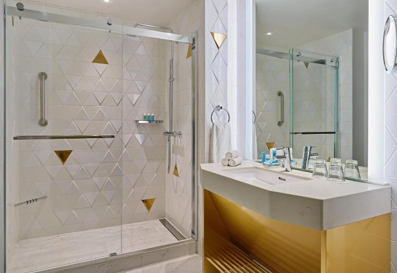 Standard King Room image 3