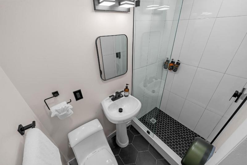 Standard Queen Room image 2