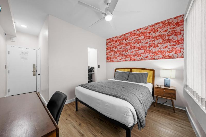 Standard Queen Room image 4