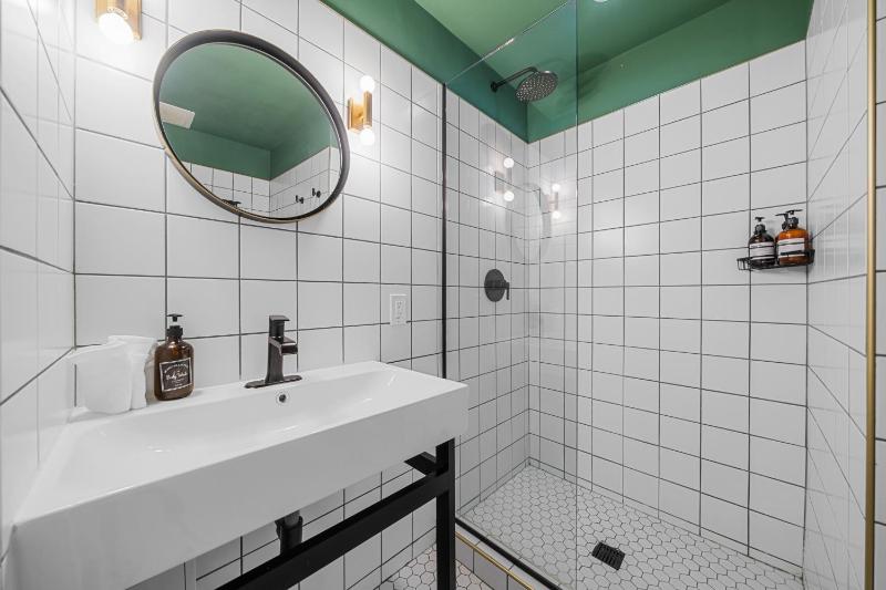 Superior King with Kitchenette image 2