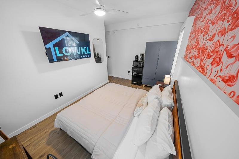 Superior King with Kitchenette image 4