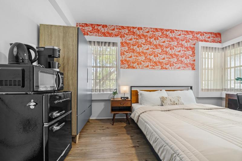 Superior King with Kitchenette image 3