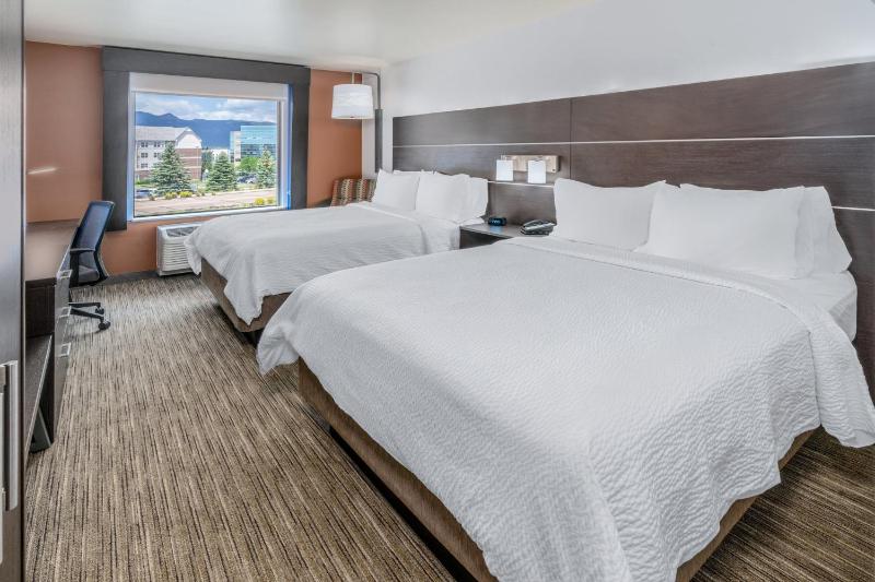 Standard Room with Two Queen Beds image 4