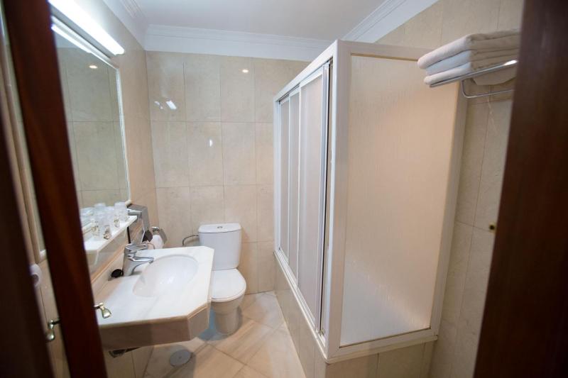 Twin Room image 3