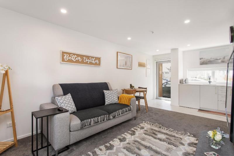 Location Plus Free Off St Park Handy Hospital - image 2