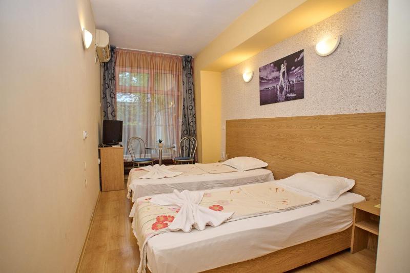 Twin Room image 4