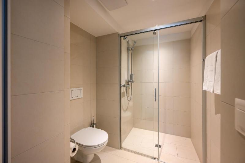Standard Quadruple Room image 2