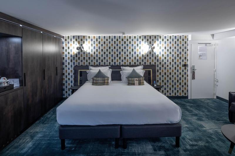 Double Room with Spa Bath image 4