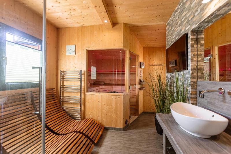 Superior Chalet with 4 bedrooms, sauna or ir-sauna & whirlpool image 3