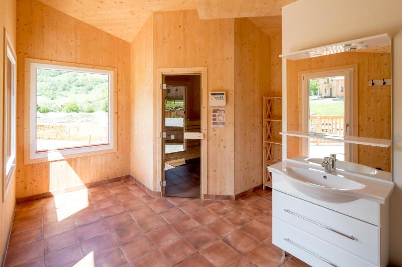 Chalet with 4 bedrooms, sauna & swim spa image 3