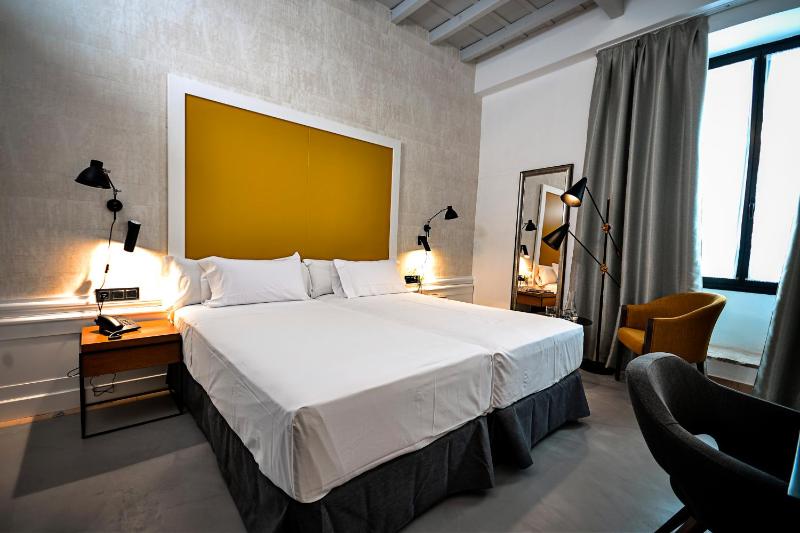 Standard Double or Twin Room image 4