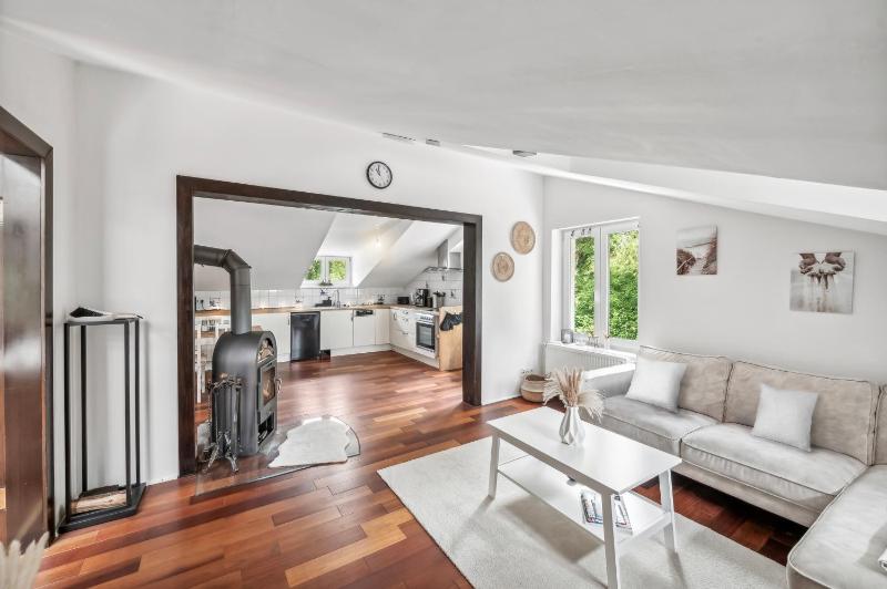 Gemütliche 3-Zimmer Wohnung mit Kamin und Parklatz, Nähe Ostsee Strand Images