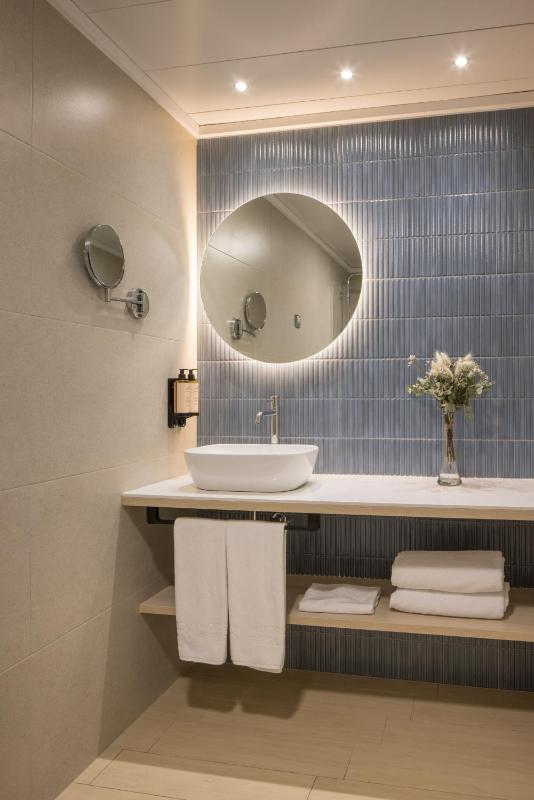 Double or Twin Room image 3